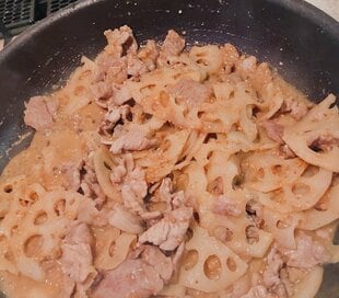 味つけはポン酢だけ、レンコンと豚バラの簡単炒め。お弁当にも