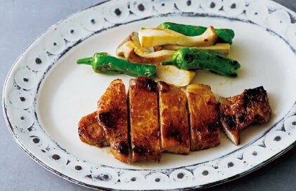 「豚ロースのニンニクみそ漬け」の下味冷凍ストック。料理の幅が広がる活用レシピ2つ