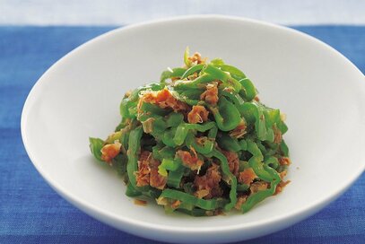 ゆでてあえるだけのヘルシー副菜「ゆでピーマンの梅おかかあえ」。和風味でさっぱり食べられる