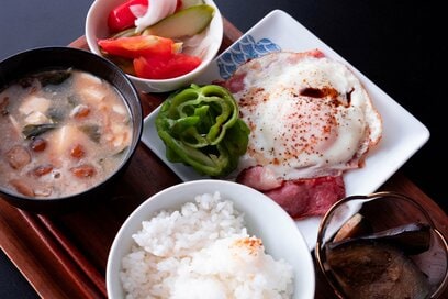 93歳が自分でつくる「一日の食事のメニュー」。朝はハムエッグが定番