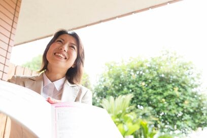 子育て世代を狙った悪質な勧誘。「全人類が入った方がいい保険」「ママでも起業できる」