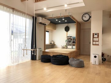 「ソファなし＆壁かけテレビ」リビングに暮らして2年。広く使えて、掃除ラク