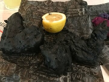 なんじゃこりゃ～！ハロウィーンパーティに黒いから揚げでサプライズ