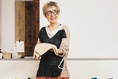 78歳・現役デザイナーがつくる人気の「コート」と「カーディガン」。シンプルだけどおしゃれに見えるワケ