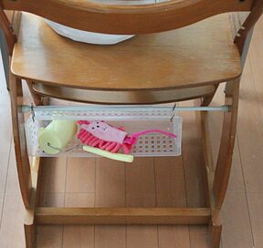 100円の「鍋ブタラック」をフックに活用！上着とカバンを引っかけると超便利