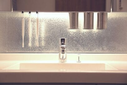 100円のフックやマグネットで！乾きやすく取り出しやすい洗面所収納術