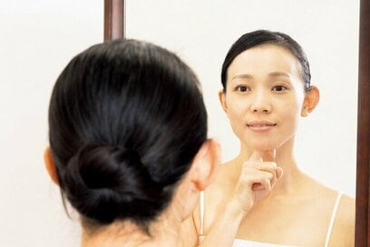 読者の8割が悩む、シワ・たるみを招く「NG習慣」3選。もたつくフェイスラインに効く「リンパ流し」の紹介も