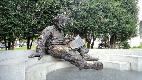 アインシュタインも間違えた？意外なエピソードが楽しい科学クイズ