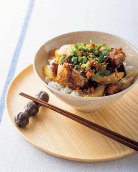 サバ缶とタマネギの甘酢煮で。10分で完成、忙しい日のレスキュー丼