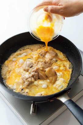 鶏モモの卵とじ丼。味つけはめんつゆ、調理はフライパンで簡単