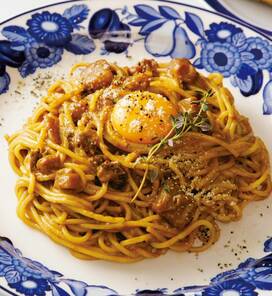 レトルトカレーをパスタにアレンジ。卵黄のせカルボナーラ