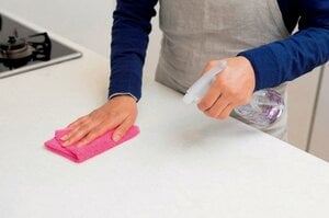 キッチントップを磨き上げる