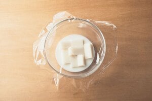 耐熱容器にもちを入れ、電子レンジで加熱する