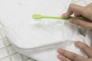 タオルをずらしながら歯ブラシで押しつける