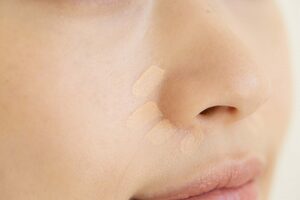 リキッドで小鼻を囲むようになじませる