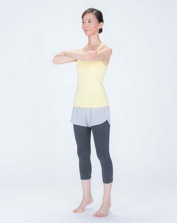 お尻をかかとにつけるイメージで、ゆっくりしゃがむ