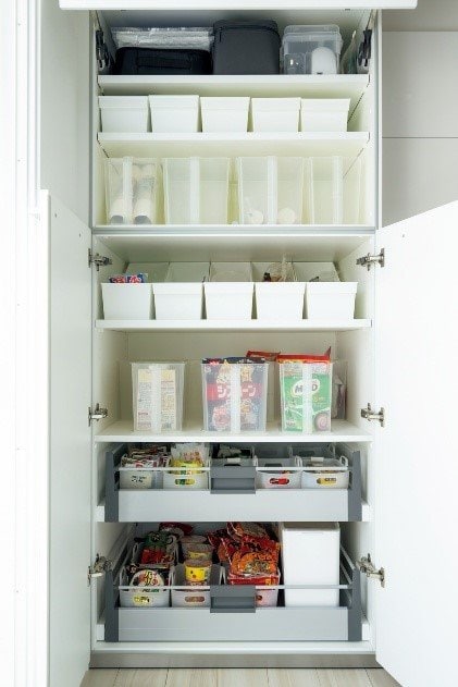 半透明の収納ケースが並ぶパントリー