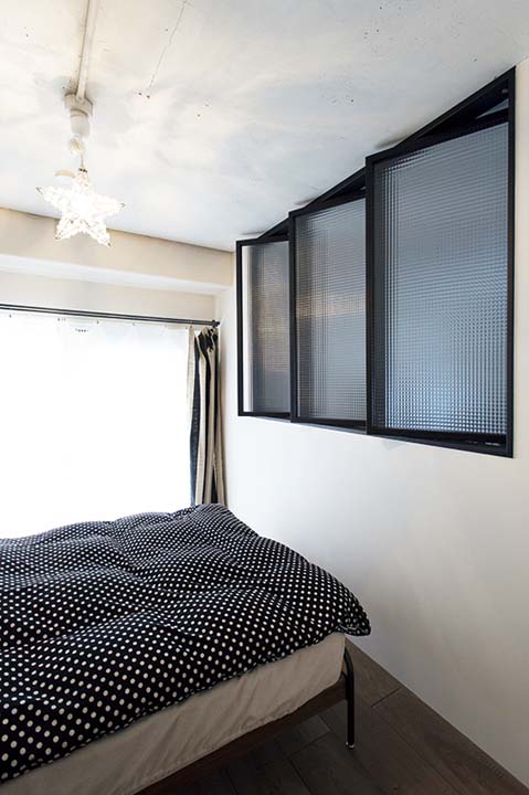 隣接するLDKから空調の冷気＆暖気を得られるように縦軸回転タイプの室内窓を採用した寝室