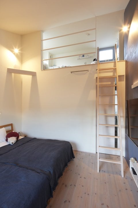 階段を挟んでLDKとつながる寝室