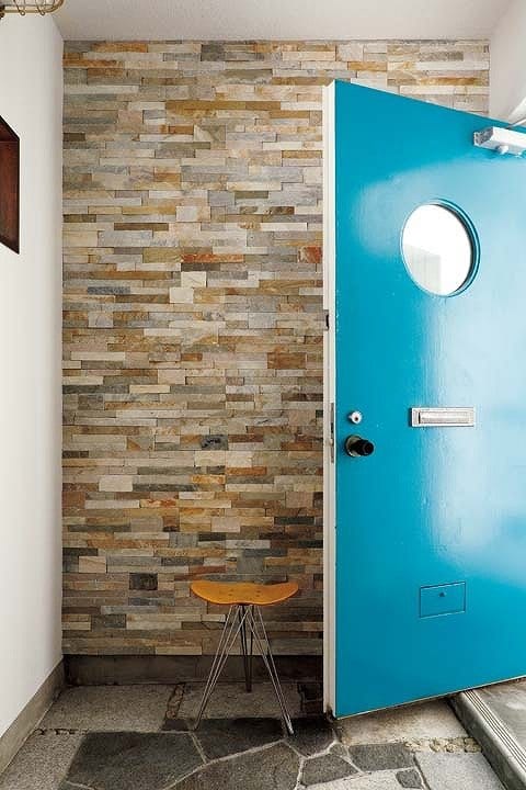 玄関は石張りの壁面をアクセントに