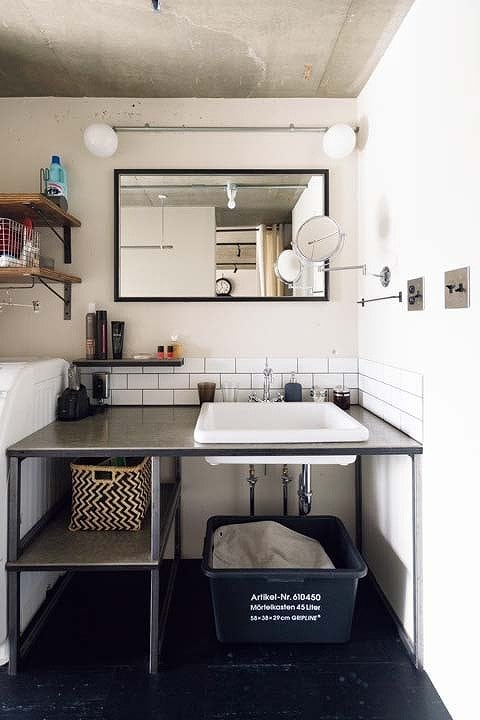 アンティークミラーやタイルを合わせた洗面台