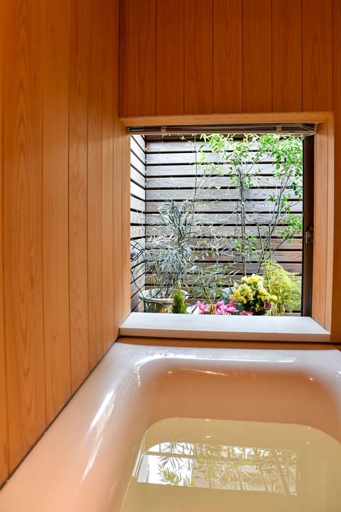 坪庭を望める浴室