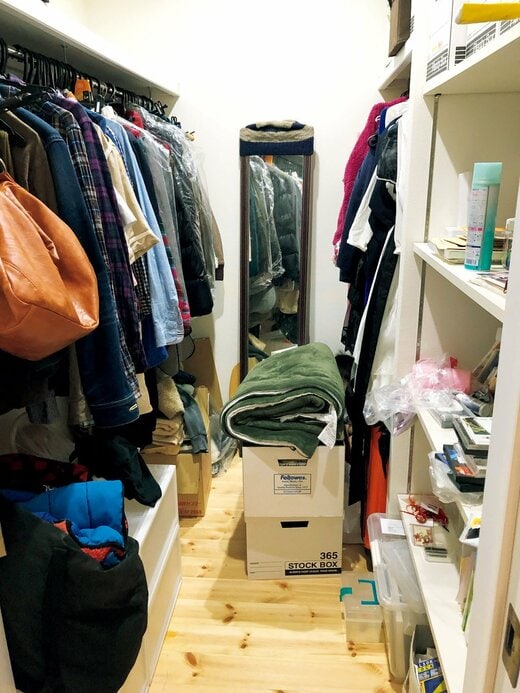 片づける前のクローゼット