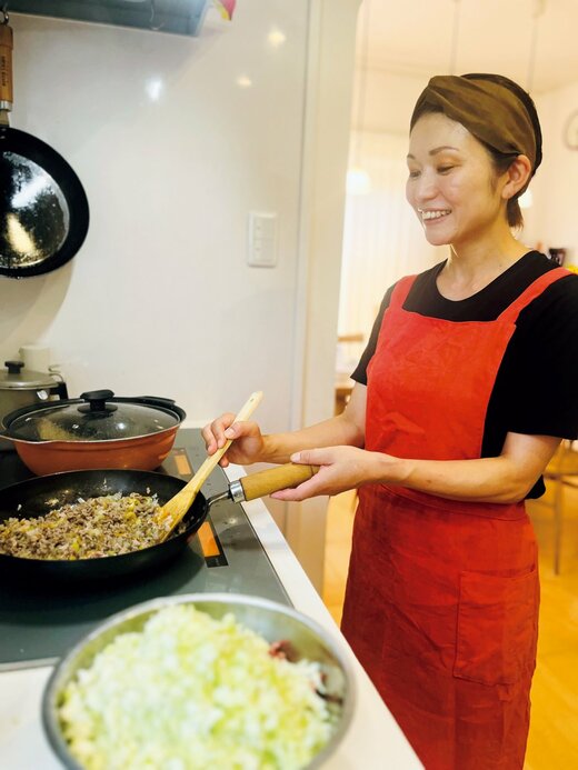 女性が料理をしている様子