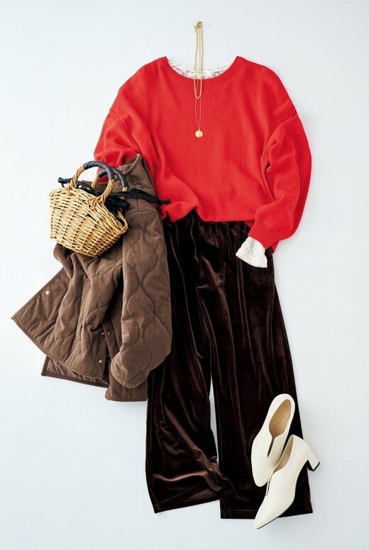 赤ニットにベロアパンツを合わせたコーディネート
