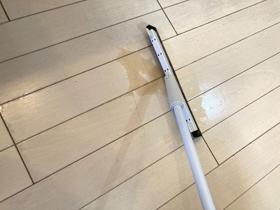 セリアの「フロアラバーほうき」