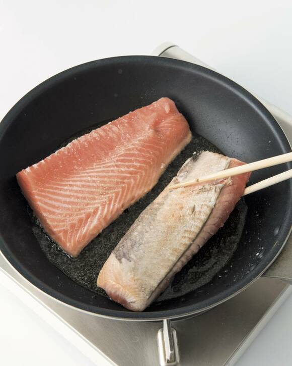 フライパンにサーモン