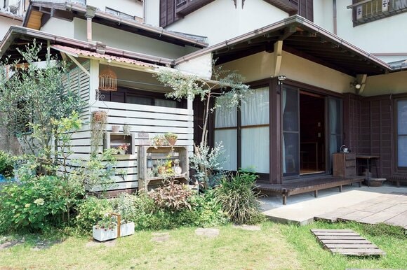 庭の手づくり棚にはお気に入りのグリーンをディスプレー