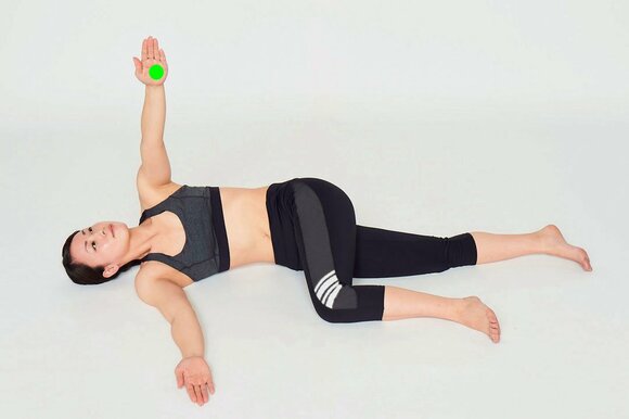 左手を伸ばしたまま弧を描くように左側に開く