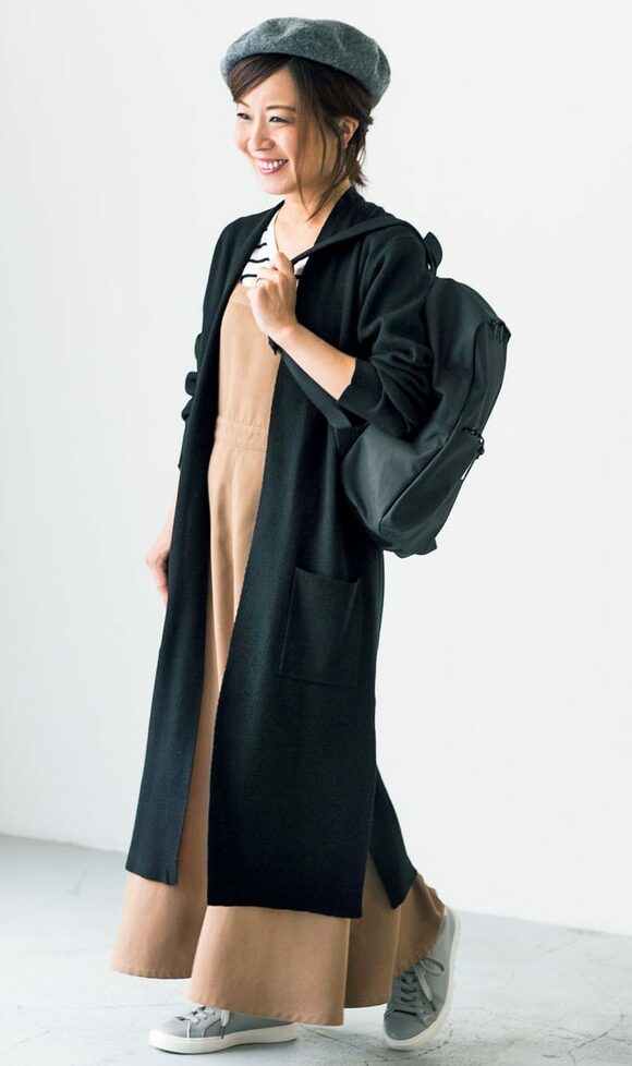 黒コート帽子、リュックの女性