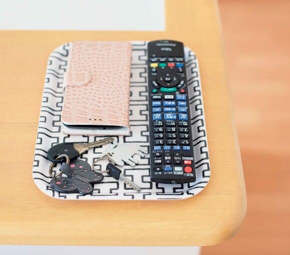 カウンター回りに散乱しがちなものはトレーで定位置化