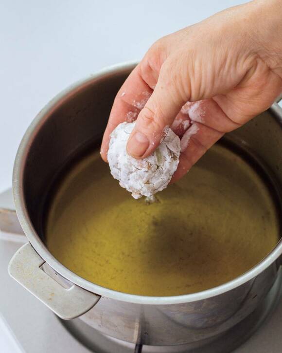 油にコロッケ入れる