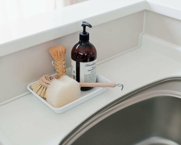 食器洗いグッズは トレーにまとめて きれいをキープ