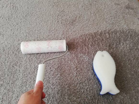 粘着カーペットクリーナーで大きなゴミを落としておく