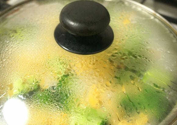 グツグツ沸騰したら、パスタを入れて中火でフタをして5分ゆでます。