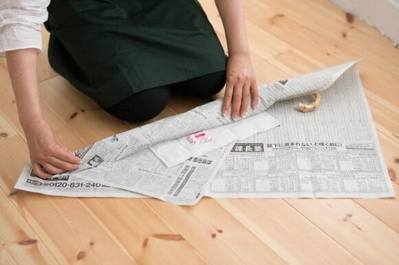 乾燥剤と防虫剤と一緒に新聞紙にくるむ