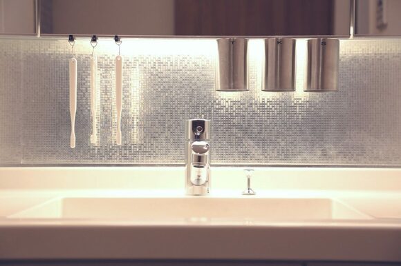 三面鏡の下にマグネット