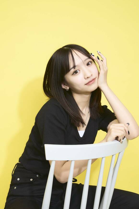 黄色バックに重川茉弥さん