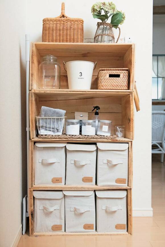 棚にベージュの収納ボックス