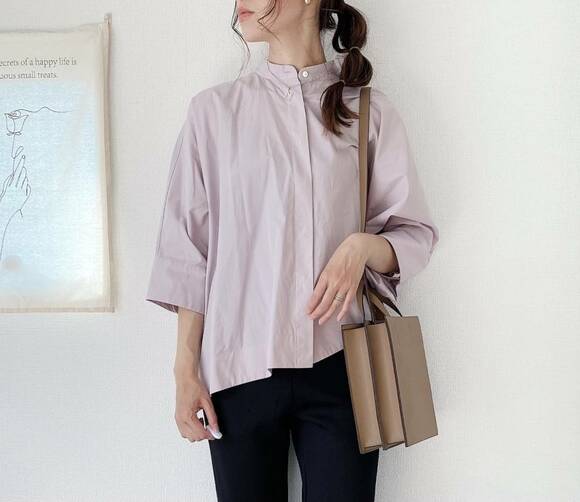 スーピマコットンドルマンスリーブシャツを着た女性