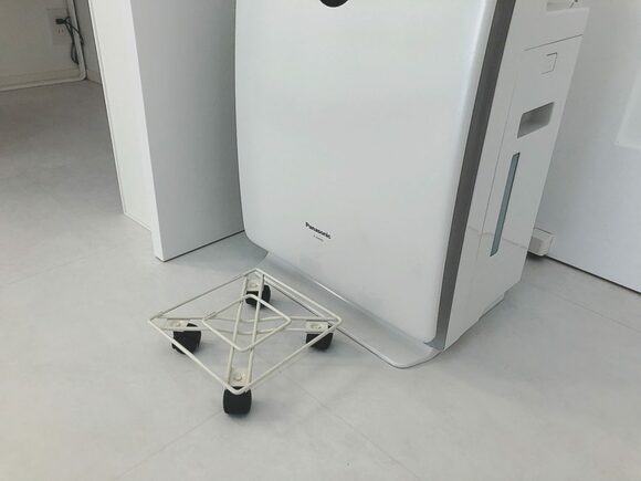 キャスター台を空気清浄機の下に敷いています