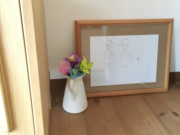 額に入れて床に置いて飾る