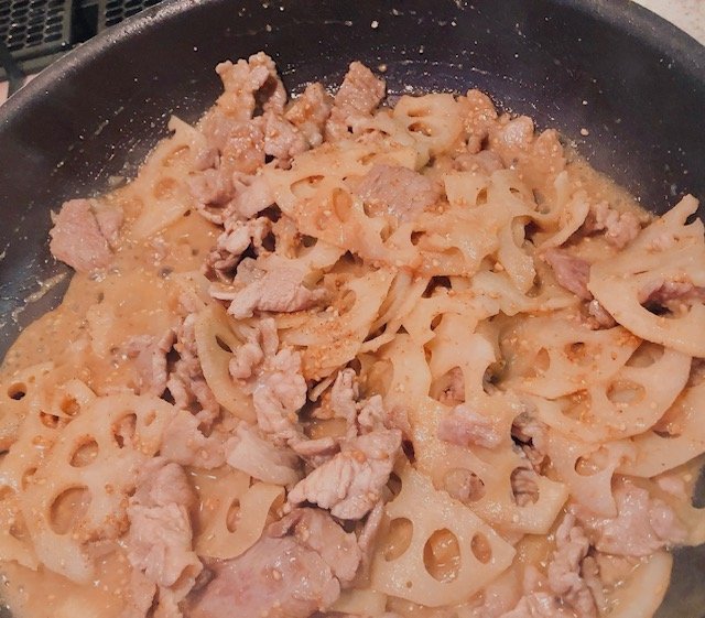 フライパンにレンコンと豚バラの簡単炒め