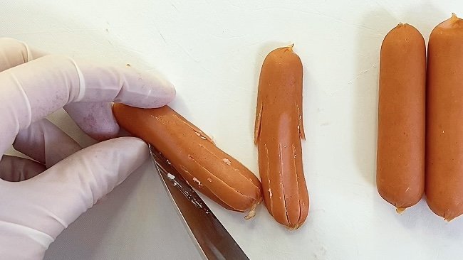 下半分くらいに縦に4、5本切り込みを入れる