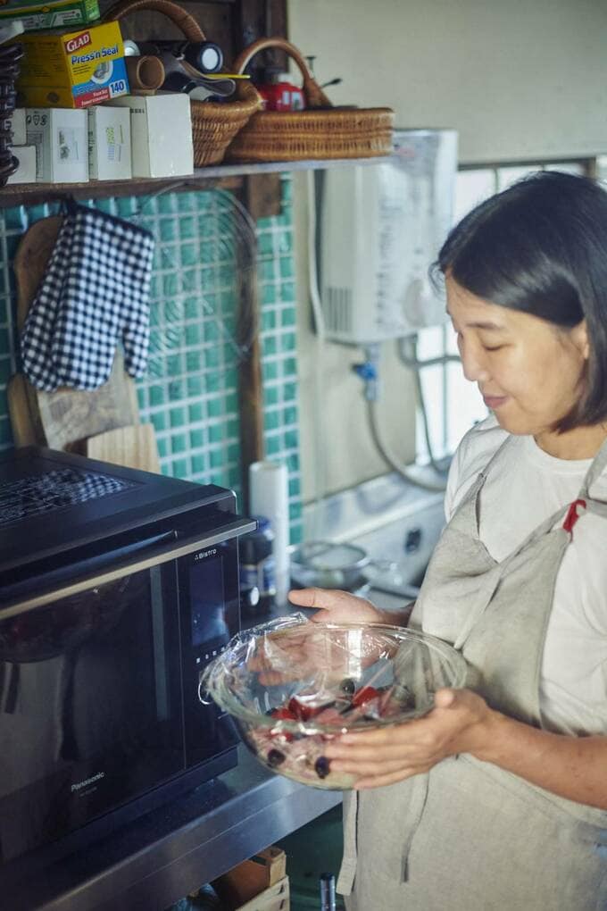 ボウルを持つ女性