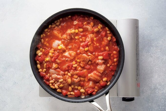フライパンにトマトチキンなど煮る